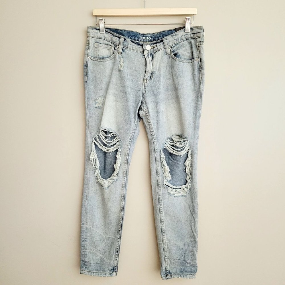 BDG UO Slouchy Slim Boyfriend Jeans Lightwash Denim Distressed Size 26 NEW